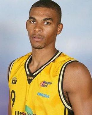Thomas Terrell cerca de Pe�arol