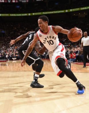 Scola y DeRozan la rompen para que Toronto sue�e