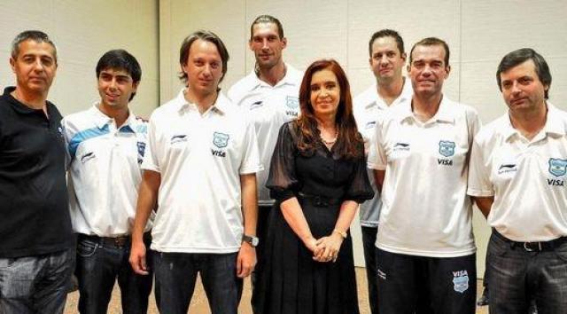 Cristina visit� al seleccionado de b�squet en Angola