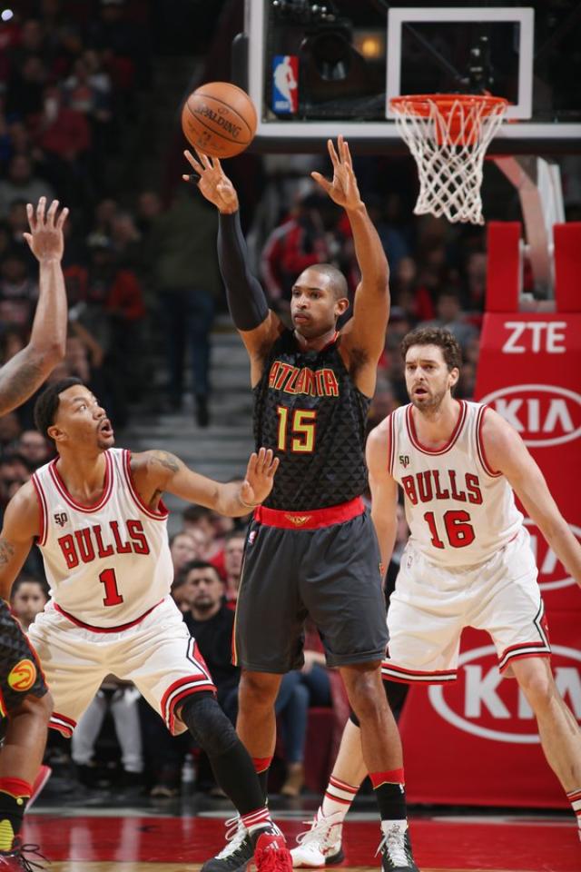 Atlanta gan� en Chicago y est� en playoffs